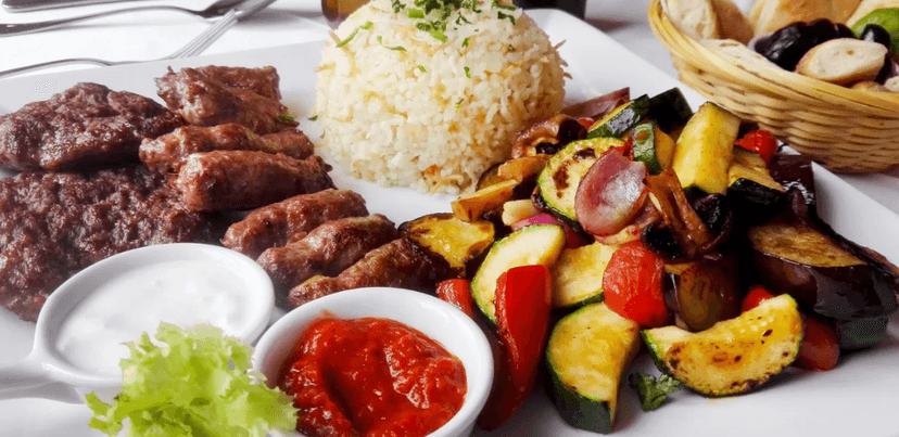 Pleskavice, čevabčiči a grilovaná zelenina pro 2 