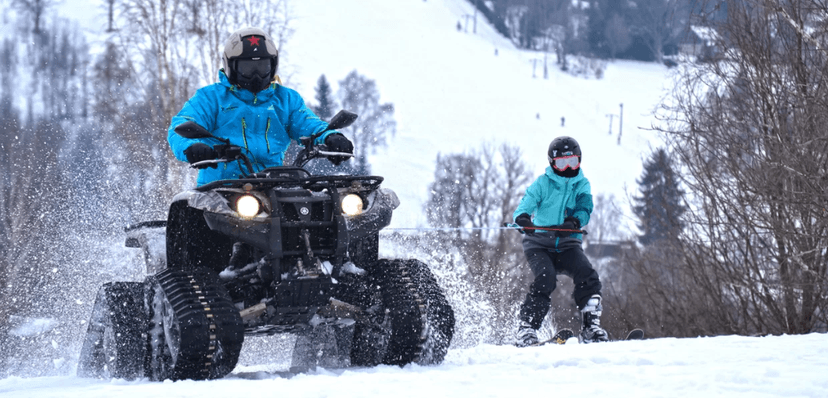 Jízda na lyžích či snowboardu tažených čtyřkolkou