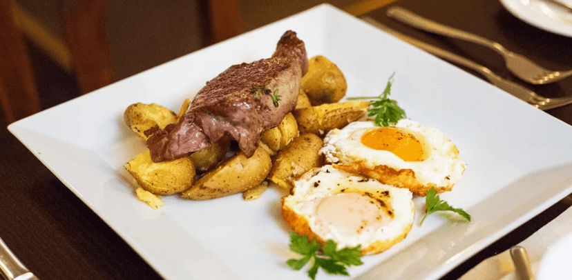 Hovězí steak s brambůrky, čerstvý džus a káva