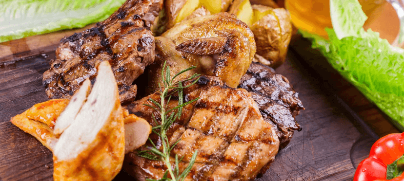 3 druhy steaků a 3× přílohy s omáčkami