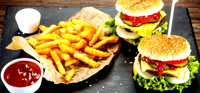 Dva hovězí burgery s hranolky