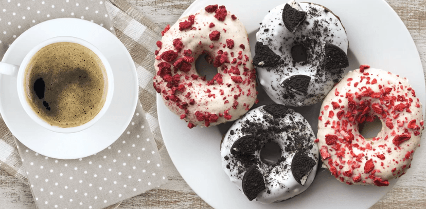 Libovolné horké pití s donutem nebo bagelem