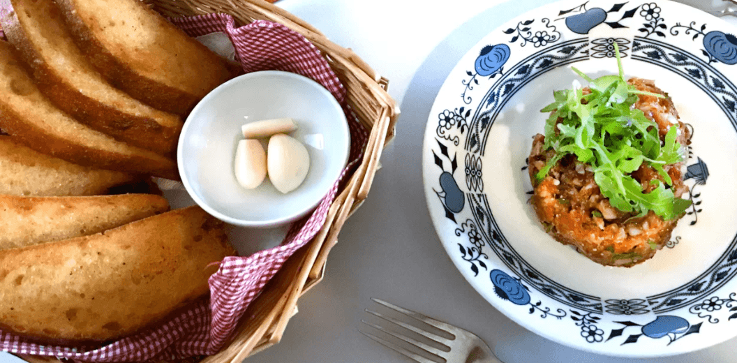 300 g tataráku namíchaného s kapary a cornichos