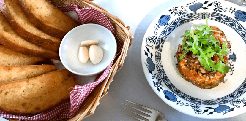 300 g tataráku namíchaného s kapary a cornichos