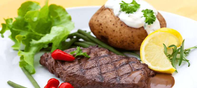 Kuřecí nebo vepřový steak a plněné brambory pro 2