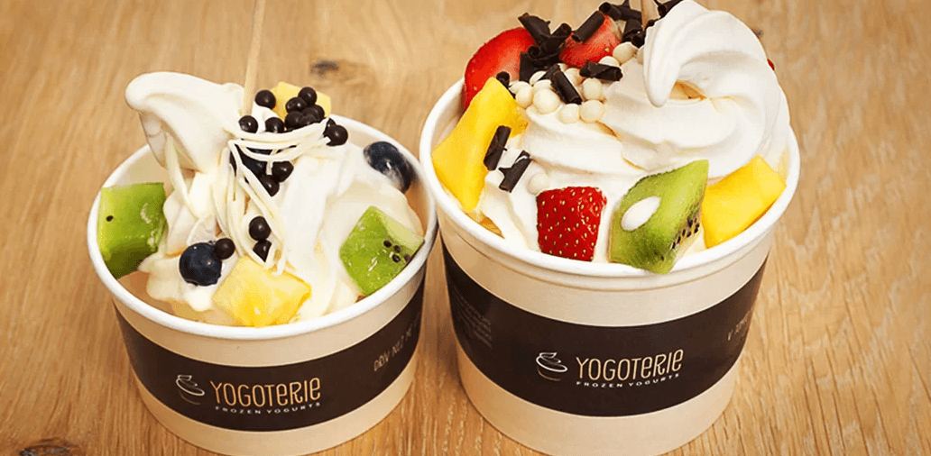200 g frozen yogurtu s ovocem a posypy