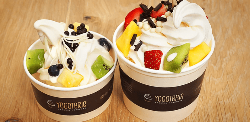 200 g frozen yogurtu s ovocem a posypy