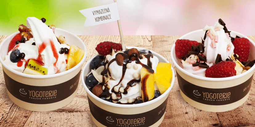200 g frozen yogurtu s čerstvým ovocem a posypy