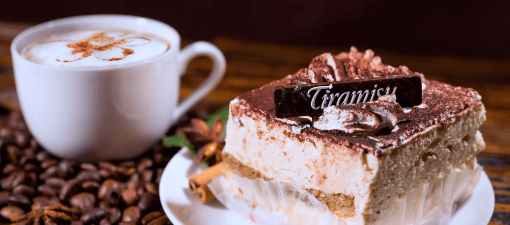 Horký nápoj a tiramisu