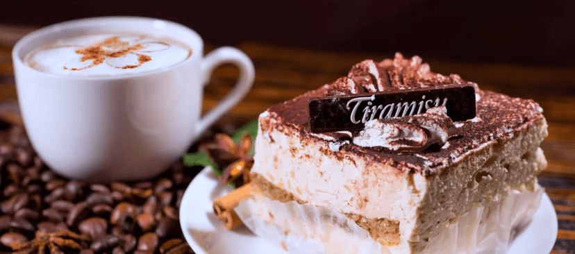 Horký nápoj a tiramisu