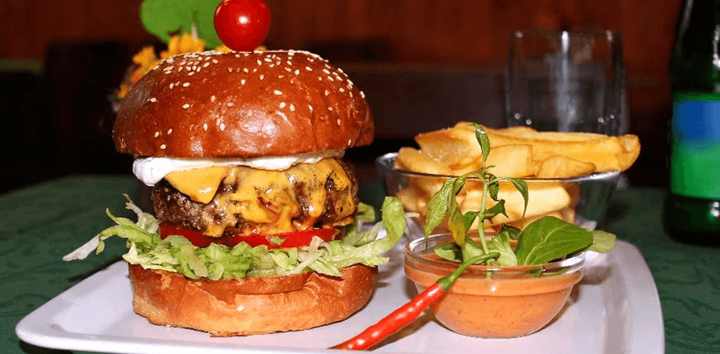 Naditý domácí burger s hranolky a nealkem
