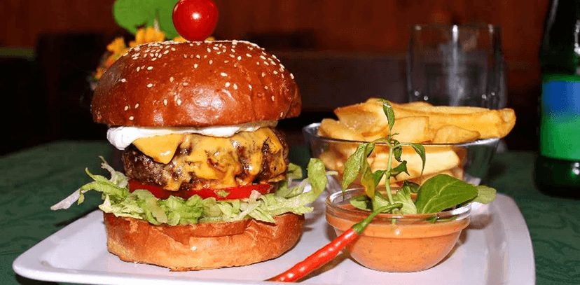 Naditý domácí burger s hranolky a nealkem