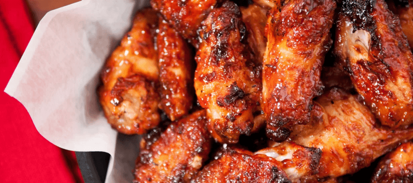 Kilo kuřecích křidélek marinovaných v BBQ omáčce