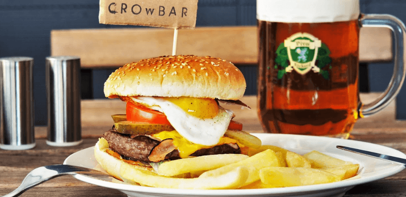 Maxi burger s extra náplní a steakovými hranolky
