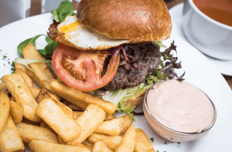 Burger z hovězího masa + americké brambory