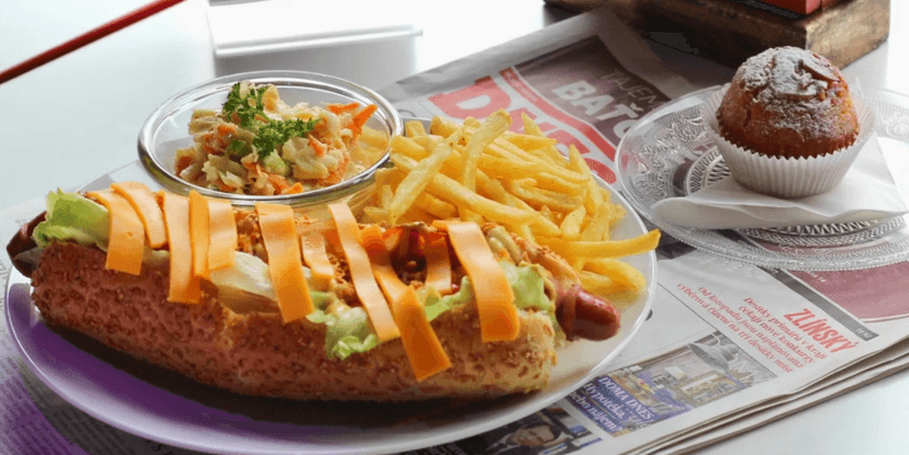 Hot dog, hranolky, salát Coleslaw a muffin