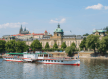 Hodinová plavba po Vltavě s kávou a zákuskem pro 2