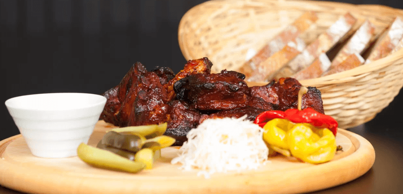 1 kg grilovaných vepřových žeber v BBQ marinádě