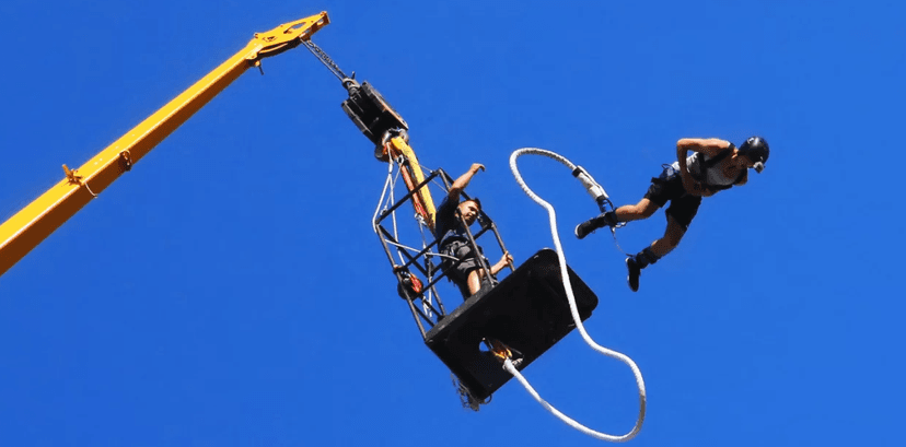 Extrémní bungee jumping z televizní věže 