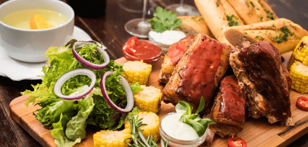 1,6 kg žebírek s kukuřicí, bagetou, domácí omáčkou