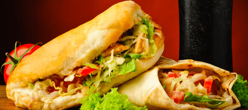 Šťavnatý kebab v tortille či v chlebu a nápoj