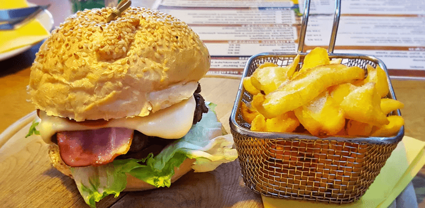 Burger dle výběru a hranolky