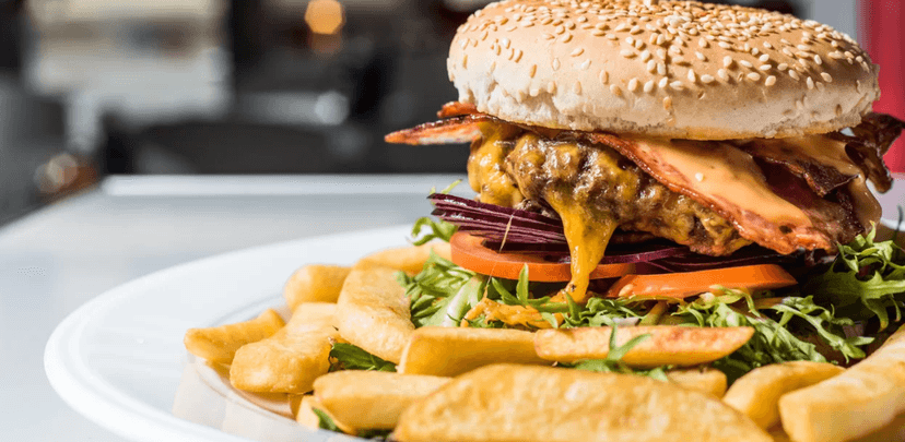 Aréna burger + steakové hranolky 