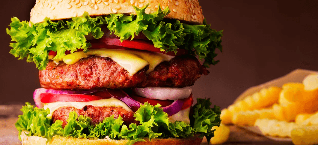 Hovězí XXL burger a domácí hranolky