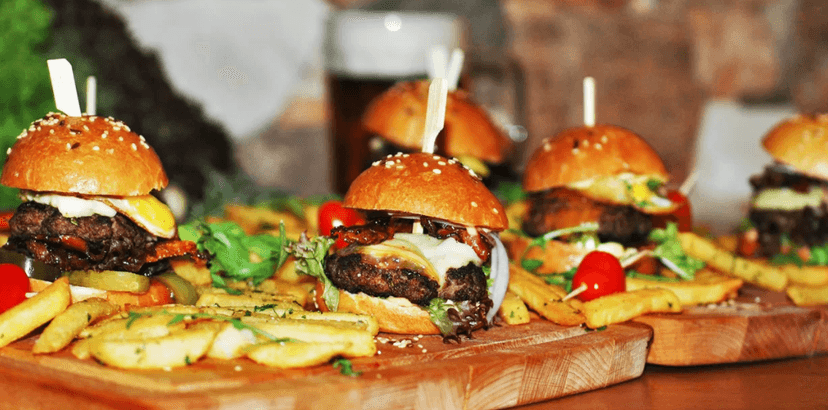 4 malých burgerů a americké brambory