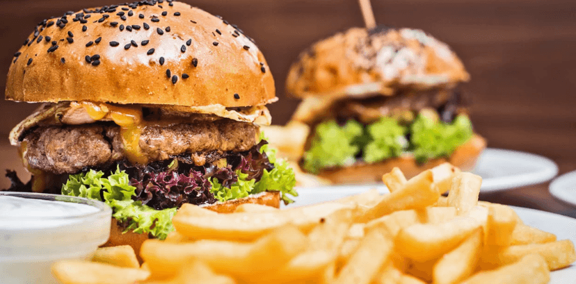 Dva hovězí burgery, hranolky a cibulové kroužky