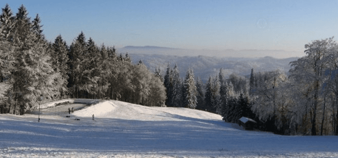Celodenní skipas do ski areálu Tesák