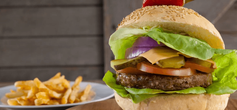 Zvěřinový burger, hranolky a domácí tatarka