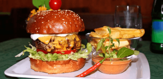 Naditý domácí burger s hranolky pro dva
