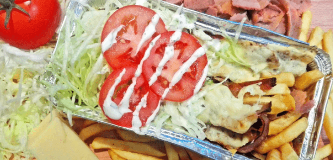 Specialita Kapsalon s hovězím masem z kebabu