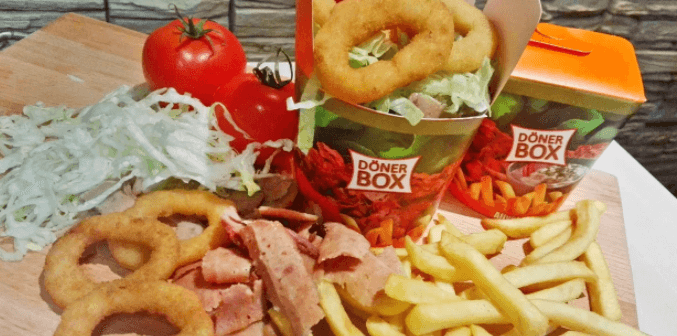 Kebab box s cibulovými kroužky a nápojem