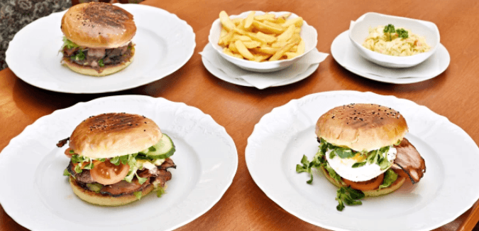 Burger se steakovými hranolkami a salát Coleslaw
