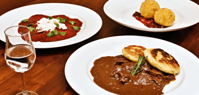 Carpaccio z řepy, jelení kýta na šípkové, zmrzlina