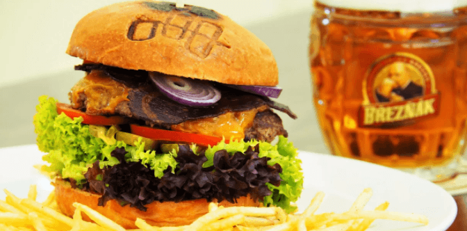 Burger s bramborovou slámou