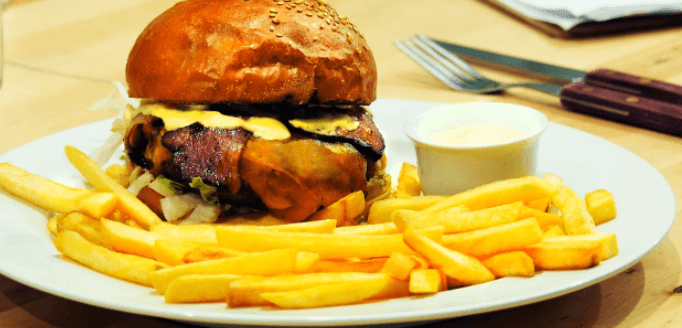 4× hovězí burger podle výběru, hranolky a 4 piva