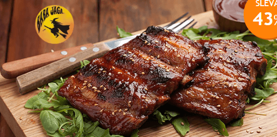 1200 g pečených žeber s BBQ omáčkou
