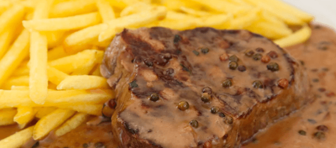 Kuřecí steak s grilovanou zeleninou a nápojem 