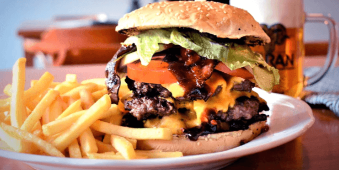 Kuřecí burger s pikantní omáčkou,hranolky