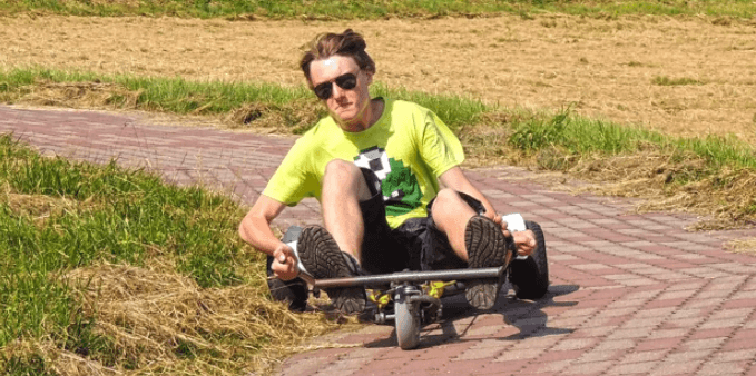 7 jízd na minikárách u hradu Bouzov