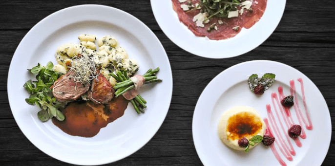 Hovězí carpaccio, vepřová panenka a crème brûlée 