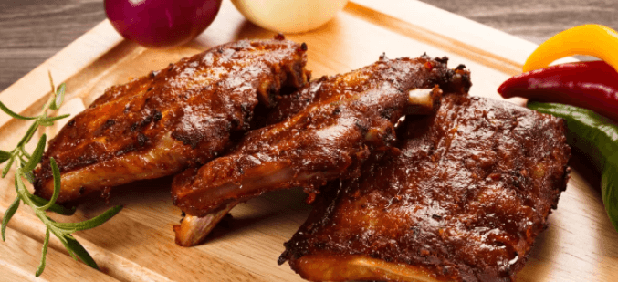 500 g pečených vepřových žeber s BBQ omáčkou