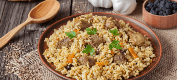 Tradiční uzbecké specialit, manti, samsa nebo plov