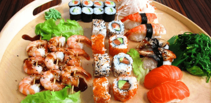 39 sushi kousků, zázvor, wasabi, řasy a salát