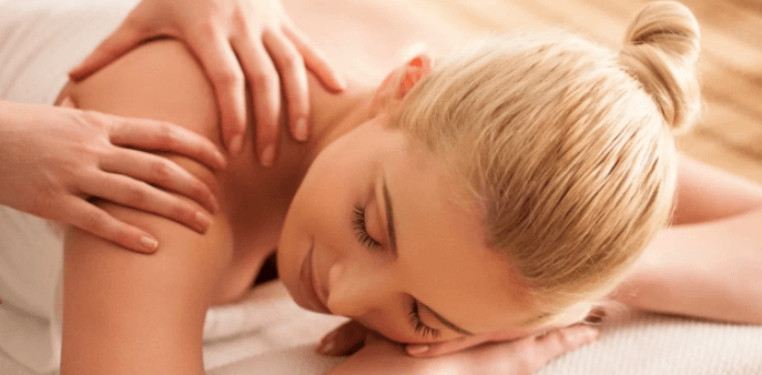Terapeutická masáž + baňkování nebo lávové kameny
