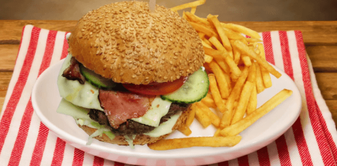 Maxi burger nebo cheeseburger, hranolky