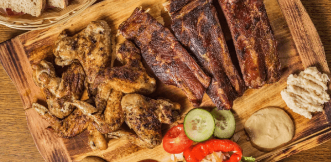 Nálož žeber a křidýlek z lávového grilu